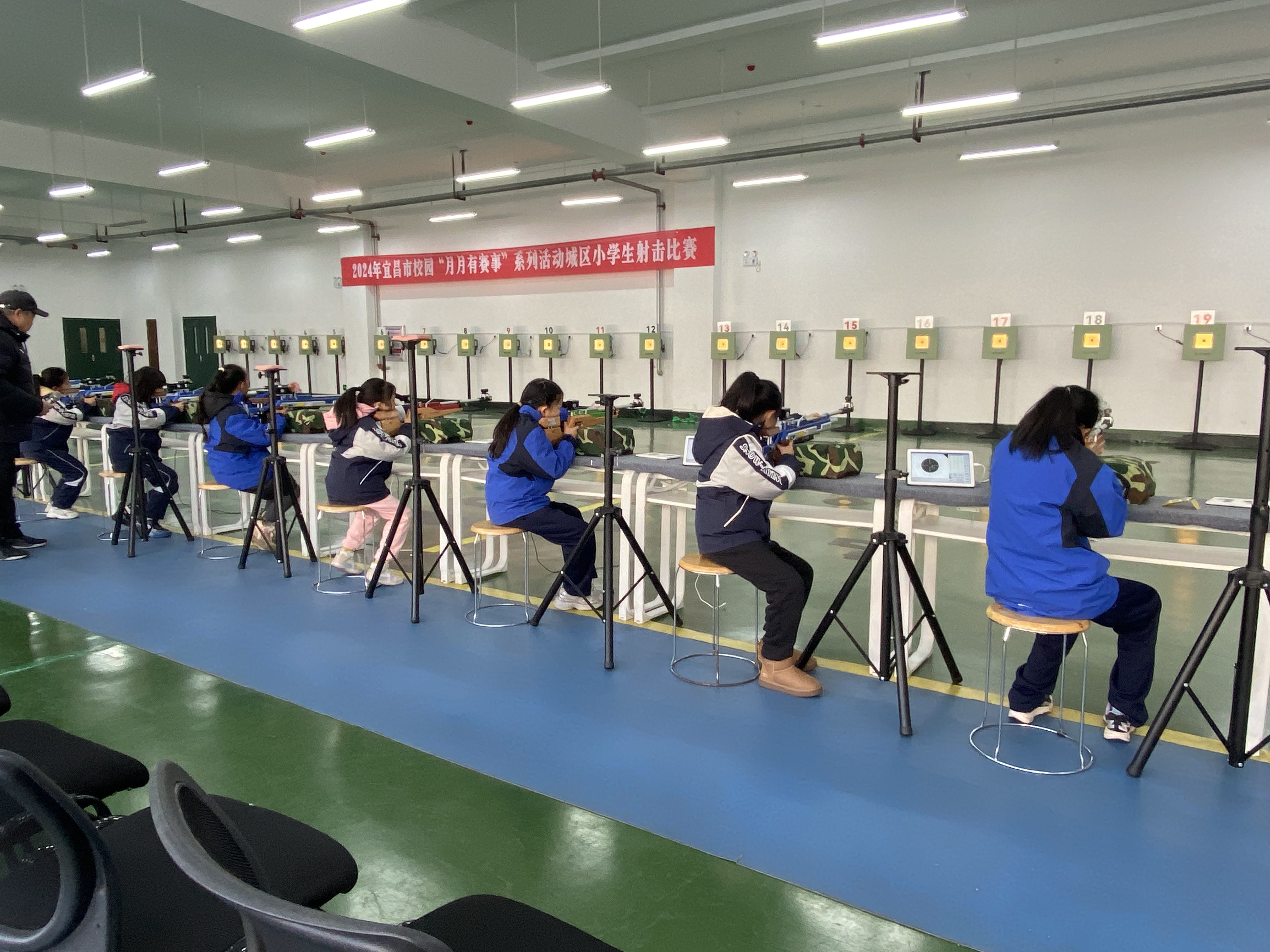 射击比赛热火朝天，枪声响彻赛场