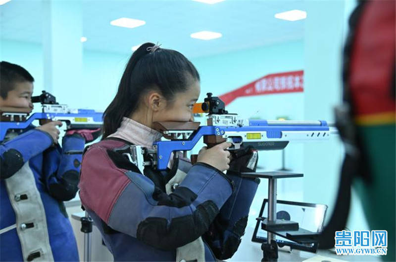 开云体育登录入口-射击女选手操控枪械完成射中