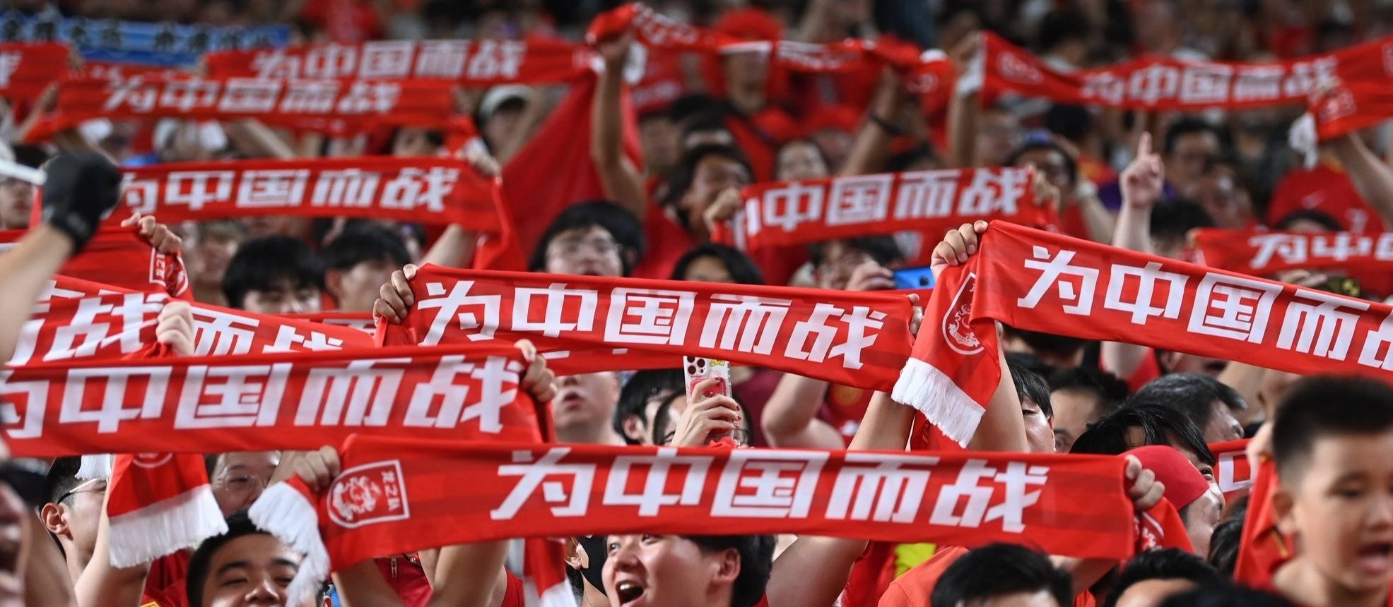 开云体育app-中国足球联赛场上对决惊心动魄，球迷欢呼雀跃