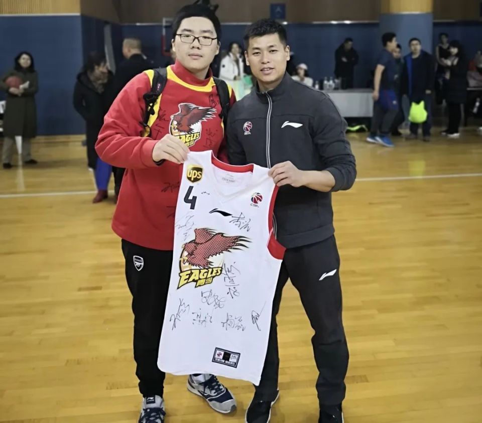 开云体育登录-NBA传奇球员与中国篮球球队合影留念